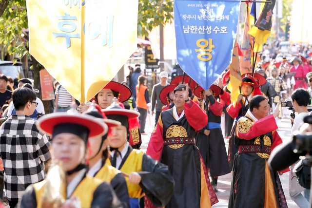 ▲ 지난해 제29회 광주시 남한산성문화제에서 방세환 광주시장이 퍼레이드를 하고 있다. ⓒ광주시 제공