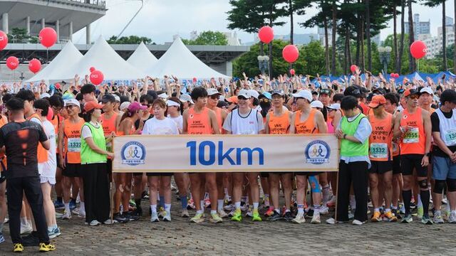 ▲ OCI홀딩스는 7일 '제11회 시각장애인과 함께하는 어울림 마라톤 대회'에서 계열사 임직원 및 가족 70여명이 가이드러너, 플로깅 봉사활동을 펼쳤다고 밝혔다. ⓒOCI홀딩스