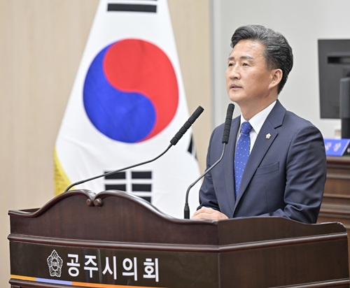 ▲ 임달희 공주시의회 의장이 8일 제260회 임시회 제4차 본회의 5분 자유발언에서 국립공주대-충남대 통합 추진, 철회를 촉구하고 있다.ⓒ공주시의회