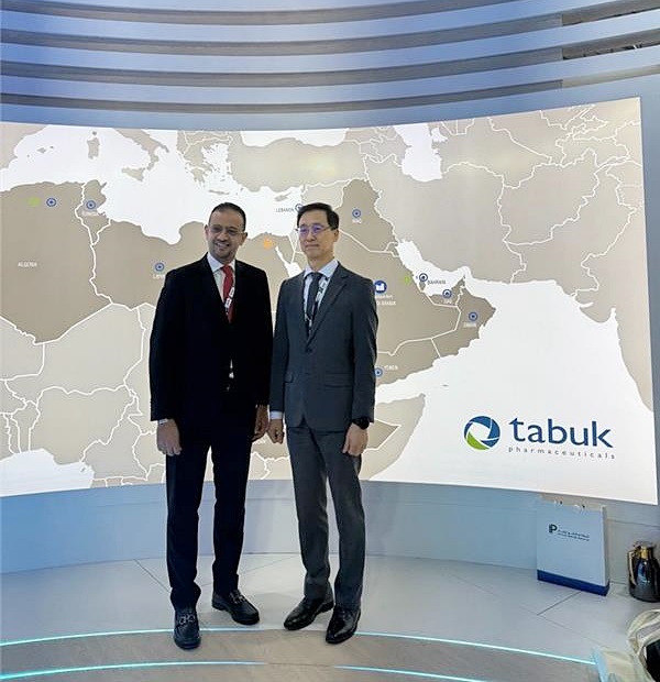 ▲ 한미약품 박재현 대표이사(오른쪽)와 타북 이스마일 쉐하다 CEO 모습. ⓒ한미약품