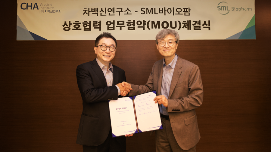 ▲ 차백신연구소 한성일 대표(왼쪽)와 SML바이오팜 남재환 대표가 MOU 후 기념 사진을 촬영하고 있다. ⓒ차백신연구소