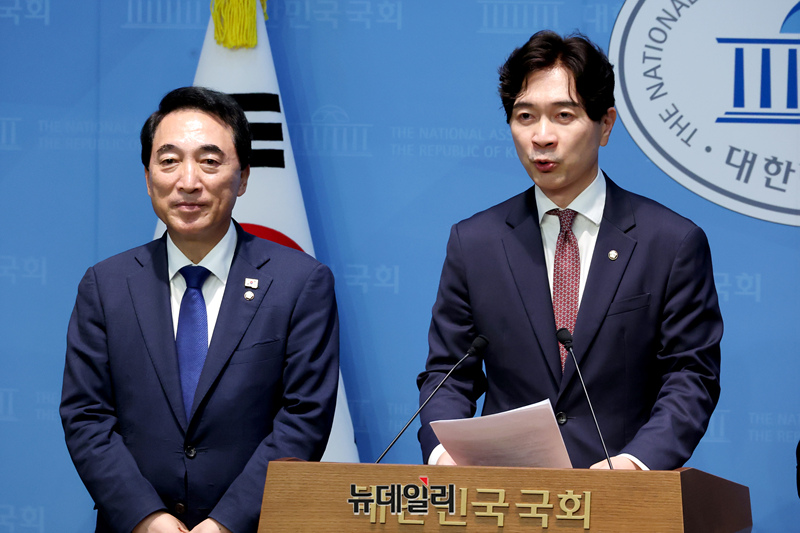 ▲ 박수현 더불어민주당 수석대변인과 박성훈 국민의힘 수석대변인이 8일 오후 국회 소통관에서 대통령·여야 당대표 회동 결과 공동 브리핑을 하고 있다. ⓒ이종현 기자