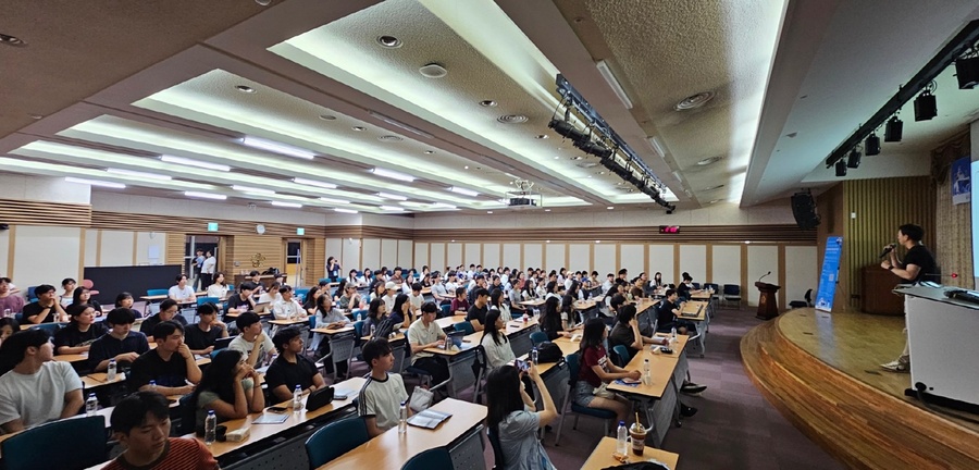 ▲ 대구시 북구청(청장 배광식)은 지난 6일 경북대학교 글로벌 플라자 경하홀에서 글로벌기업·대기업·공기업 현직자 17명과 청년 취업준비생 180여 명이 참여한 가운데 ‘2025년 글로벌기업·대기업 취업멘토링’을 개최했다.ⓒ 북구청