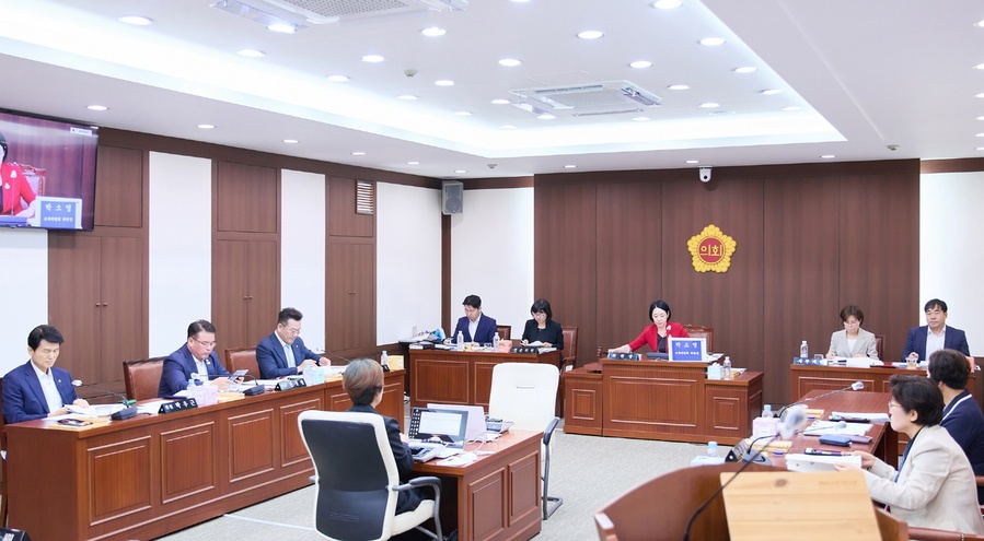 ▲ 대구시의회 교육위원회(위원장 박소영)는 지난 5일 제319회 임시회 안건 심사에서, AI 디지털교과서의 법적 지위 변경이 교육 현장에 미치는 영향을 면밀히 점검했다.ⓒ대구시의회