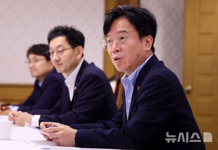 ▲ 김영훈 고용노동부 장관이 5일 오전 서울 종로구 정부서울청사에서 열린 노동안전 관계 장관 간담회에서 발언을 하고 있다. ⓒ뉴시스