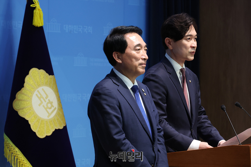 ▲ 박수현 더불어민주당 수석대변인과 박성훈 국민의힘 수석대변인이 8일 오후 국회 소통관에서 대통령·여야 당대표 회동 결과 공동 브리핑을 하고 있다. ⓒ이종현 기자