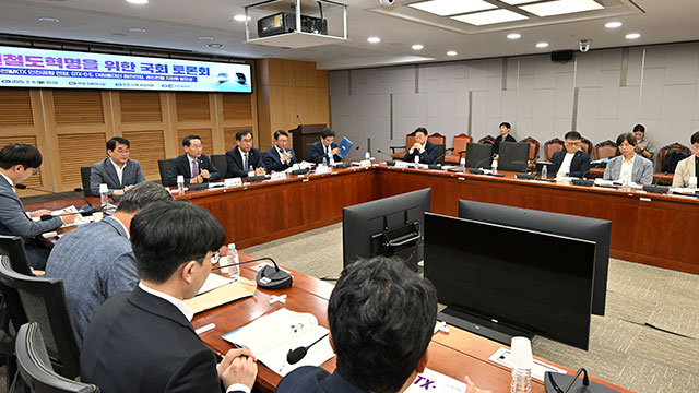 ▲ 인천시는 지역국회의원들과 함께  8일 서울 여의도 국회에서 열린 '인천 철도혁명을 위한 국회 토론회'를 개최했다. ⓒ 인천시 제공