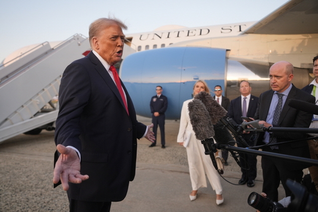 ▲ 도널드 트럼프 미국 대통령이 7일(현지 시간) 메릴랜드주 앤드루스 합동기지에 도착한 뒤 기자들의 질문에 답하고 있다. ⓒAP/뉴시스