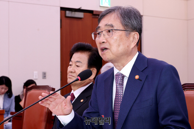 ▲ 조현 외교부 장관이 8일 오후 국회 외교통일위원회의 미국 조지아주 현대차그룹·LG에너지솔루션 합작 배터리 공장 건설 현장에서 한국인 근로자 300여명이 미 이민 당국에 체포·구금된 사태와 관련해 열린 긴급현안질의에 출석해 의원들의 질문에 답하고 있다. 2025.09.08. ⓒ이종현 기자