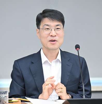 ▲ 김정기 대구시장 권한대행은 8일 대구시청 산격청사 3층 대회의실에서“민생과 안전에 문제가 생기지 않도록 하는 동시에 문제를 적극 해결하는 자체가 권한대행체제의 역할”이라고 강조했다.ⓒ대구시