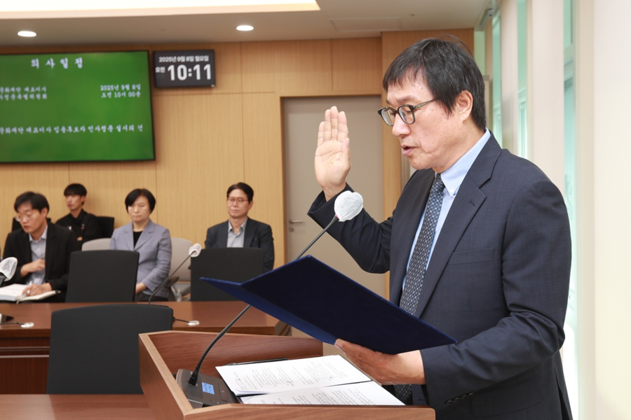 ▲ 김경식 충북문화재단 대표이사 후보자가 8일 충북도의회에서 열린 인사청문회에서 선서를 하고 있다.ⓒ충북도의회