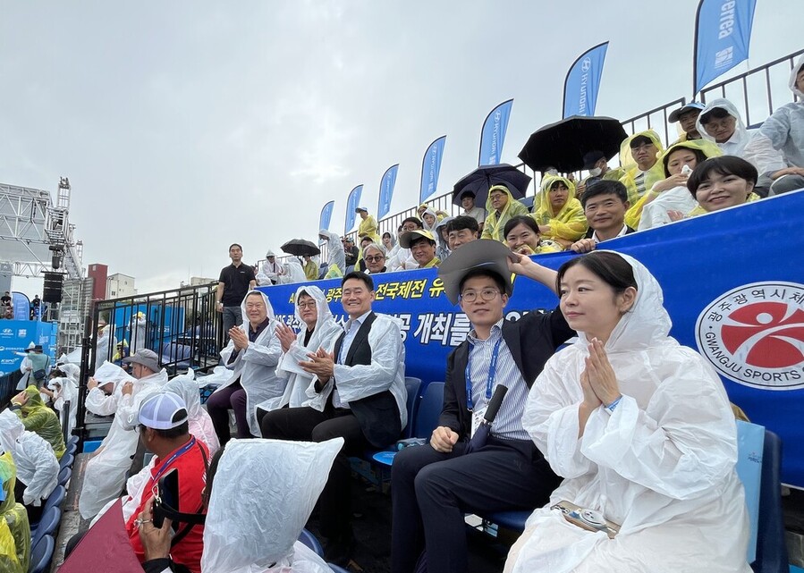 ▲ 8일 오후 5.18민주광장에서 열린 광주 2025 세계양궁선수권대회 컴파운드 경기에 시체육회 임직원들이 경기를 관람하며 응원하고 있다.ⓒ광주시체육회 제공