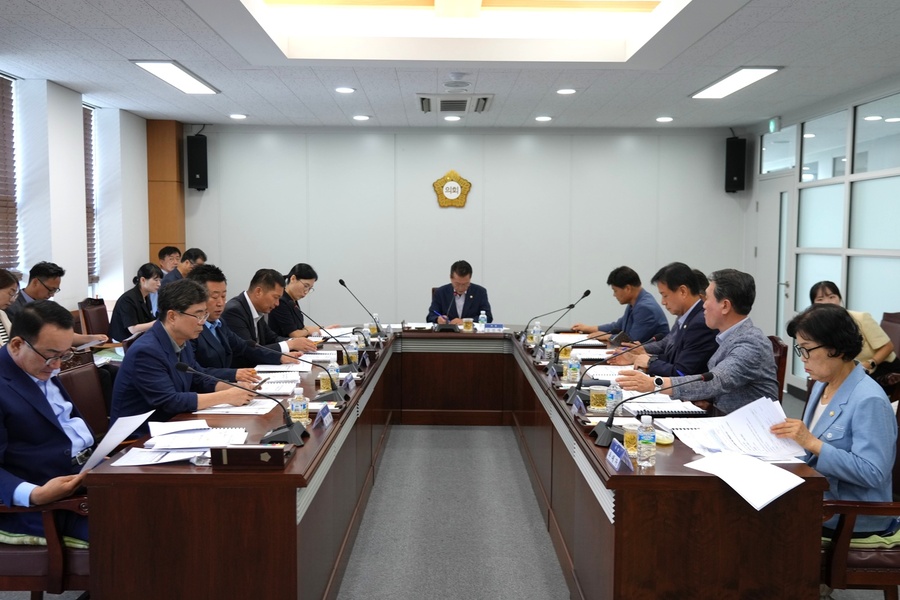 ▲ 영천시의회(의장 김선태)는 지난 8월 20일 의원 및 집행부 관계 부서장이 참석한 가운데 전체 의원 정례간담회를 열었다.ⓒ영천시의회