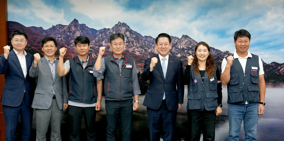▲ 김영록 전라남도지사가 8일 도청 접견실에서 이병용 민주노총 전남지역본부장을 면담하고 기념촬영을 하고 있다.ⓒ전라남도 제공