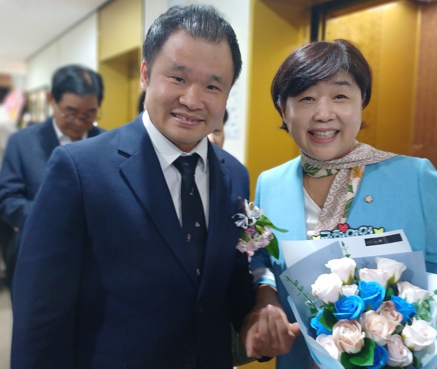 ▲ 김경은 법무법인 인의로 대표변호사가 지난5일 한국프레스센터에서 열린 ‘2025년 제11회 자랑스러운 인물대상’시상식에서, 서영교 더불어민주당 국회의원(법제사법위원회)은 의정부분 대상을 수상한후,김경은 대표변호사와 함께 기념촬영을 하고있다.ⓒ김경은 법무법인 인의로 대표변호사 제공