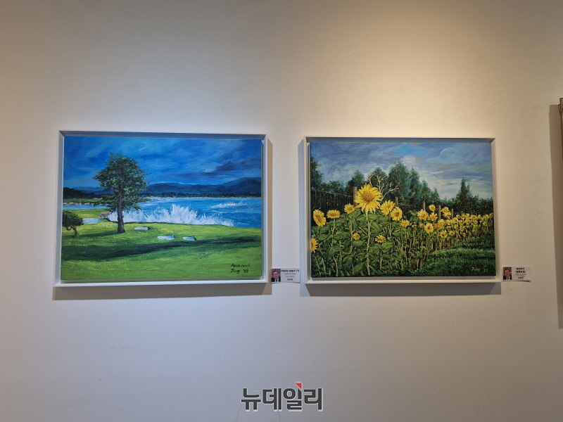 ▲ 국가정보기관 퇴직자 모임인 사단법인 양지회(회장 장종한) 산하 미술 동호회인 '양지화우회'가 지난 3일부터 8일까지 서울 종로구 인사동 '갤러리 라메르'에서 제21회 정기 전시회를 성황리에 마무리했다. 장종한 양지회장의 작품인 '페블 비치(Pebble Beach) 18'과 '해바라기'(일편단심). ⓒ조문정 기자