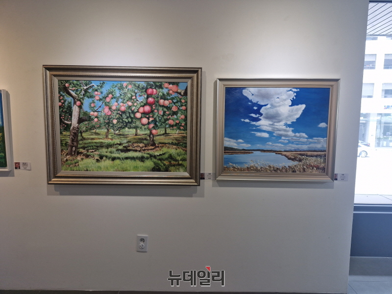 ▲ 국가정보기관 퇴직자 모임인 사단법인 양지회(회장 장종한) 산하 미술 동호회인 '양지화우회'가 지난 3일부터 8일까지 서울 종로구 인사동 '갤러리 라메르'에서 제21회 정기 전시회를 성황리에 마무리했다. 최고령 참가자인 최용찬 씨(93세)의 작품인 '여유'와 '농장'. ⓒ조문정 기자