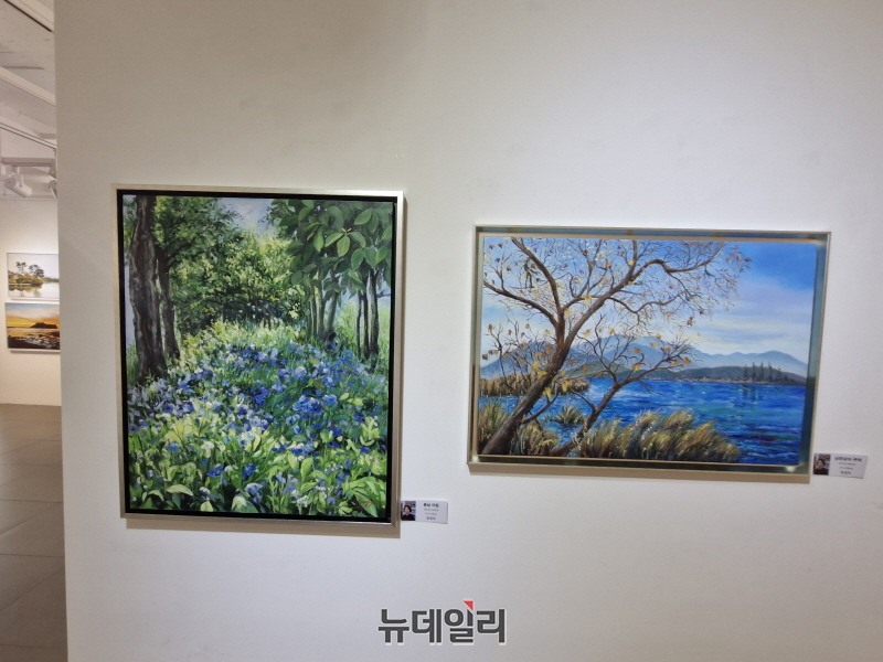 ▲ 국가정보기관 퇴직자 모임인 사단법인 양지회(회장 장종한) 산하 미술 동호회인 '양지화우회'가 지난 3일부터 8일까지 서울 종로구 인사동 '갤러리 라메르'에서 제21회 정기 전시회를 성황리에 마무리했다. 한경자 씨 작품인 '봄날 아침'과 '남한강의 추억'. ⓒ조문정 기자