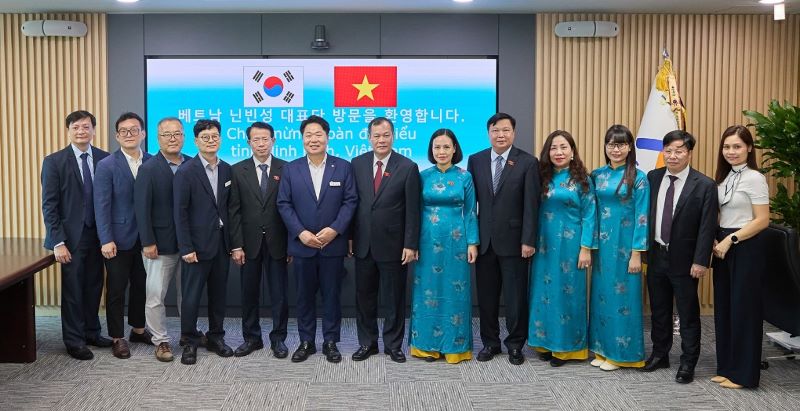 ▲ 베트남 닌빈성 대표단이 아산시 방문, 기념촬영을 하고 있다.ⓒ아산시