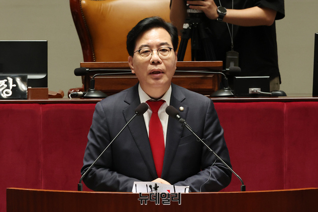 ▲ 송언석 국민의힘 원내대표가 3일 오전 국회에서 열린 의원총회에서 특검의 압수수색 관련 발언을 하고 있다. ⓒ이종현 기자