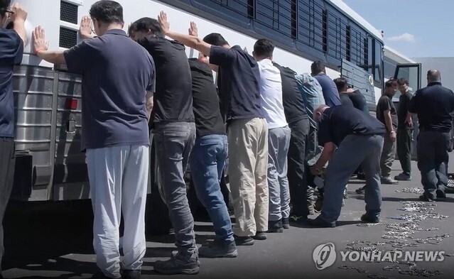 ▲ 미국 이민 단속 당국이 홈페이지를 통해 지난 4일(현지시간) 조지아주 현대차그룹-LG에너지솔루션의 합작 배터리 공장 건설현장에서 벌인 불법체류·고용 단속 현장 영상을 홈페이지를 통해 공개했다. 2025.9.6 [ICE 홈페이지 영상 캡처] ⓒ연합뉴스