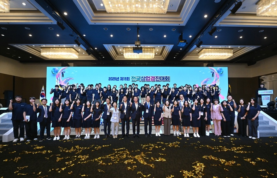 ▲ 경북교육청(교육감 임종식)은 지난 2일부터 4일까지 경주에서 열린 2025년 제15회 전국상업경진대회에서 교육부 장관상 2종목을 비롯해 금 6개, 은 8개, 동 16개로 총 32개의 메달을 획득했다.ⓒ경북교육청