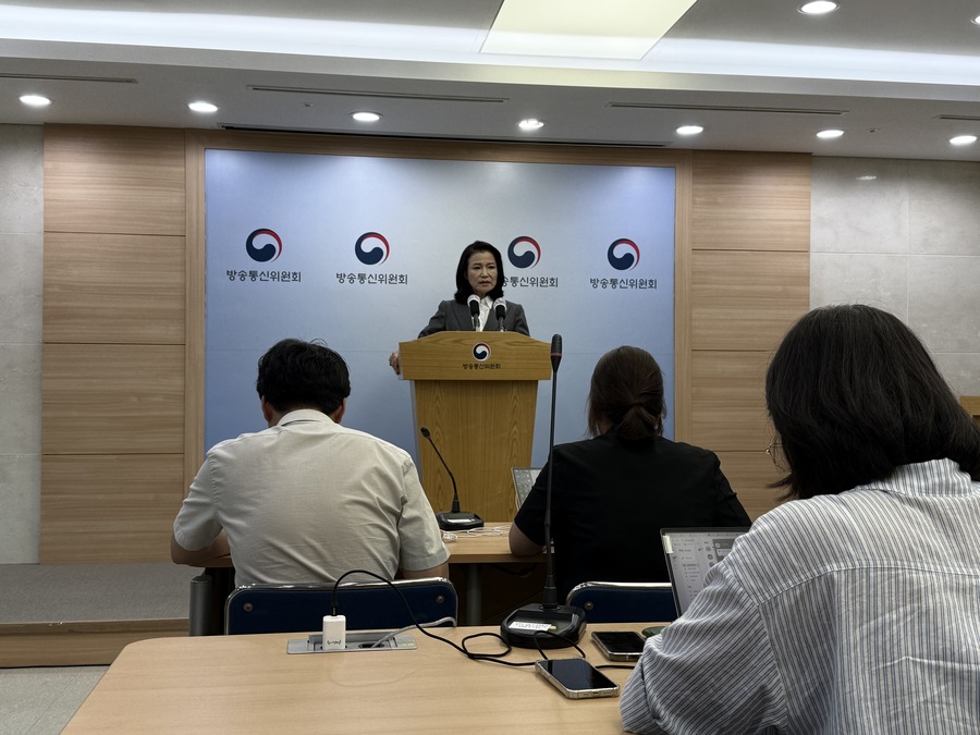 ▲ 이진숙 방통위원장이 정부과천청사에 마련된 브리핑 장소에서 발표하는 모습 ⓒ김성현 기자