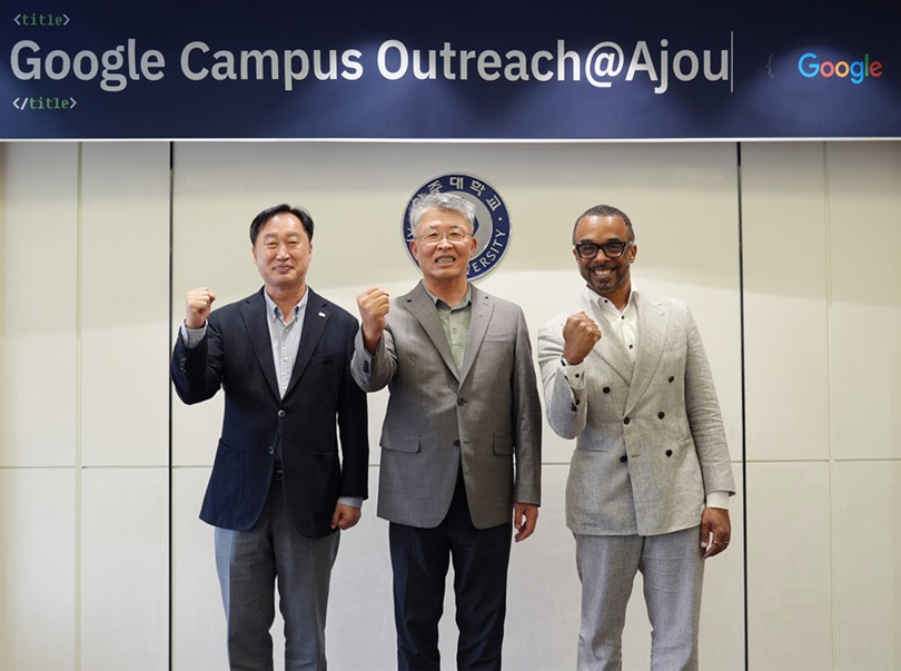 ▲ 왼쪽부터 김준혁 의원, 최기주 아주대 총장, 크리스 터너 구글 부사장이 상호협력의 뜻을 담아 기념촬영을 하고 있다.ⓒ아주대
