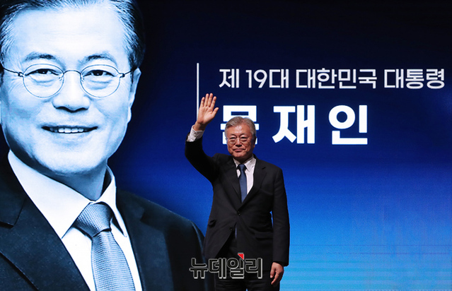 ▲ 문재인 전 대통령이 지난 2023년 9월 19일 서울 여의도 63빌딩에서 열린 ‘9.19 평화공동선언 5주년 기념, 평화의 힘 평화의 길’ 기념식 참석해 참석자들에게 손인사를 하고 있다. ⓒ정상윤 기자