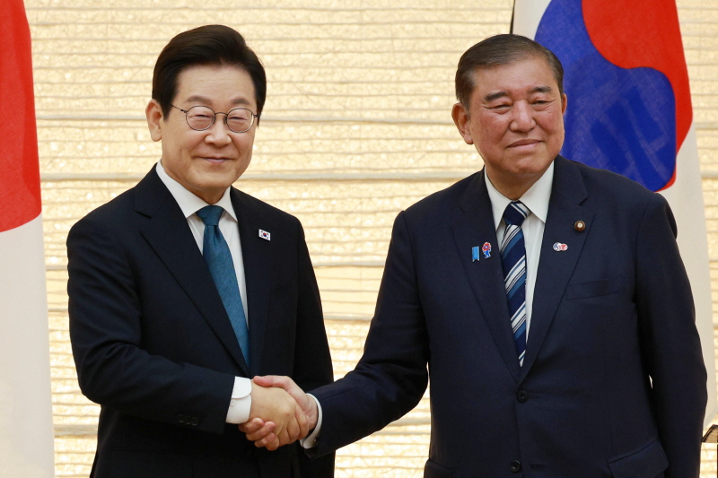 ▲ 이재명 대통령과 이시바 시게루 일본 총리가 지난 8월 23일(현지 시간) 일본 도쿄 총리 관저에서 한일 공동언론발표를 마친 뒤 악수하고 있다. ⓒ뉴시스