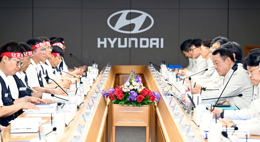 ▲ 현대자동차 노사 대표가 지난 6월 울산공장에서 올해 임금 및 단체협약 상견례를 열고 있다. /연합뉴스