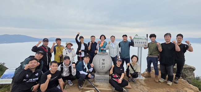 ▲ 양구군이 9일 대한민국 국토의 정중앙에 위치한 봉화산 정상에서 전국 최초로 설치된 '산악 등정 계수기' 준공식을 개최했다. ⓒ양구군