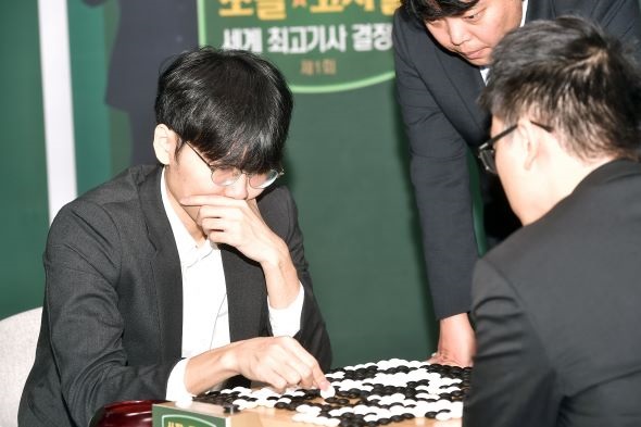 ▲ 신진서 9단이 쏘팔코사놀 결승 1국에서 중국 투샤오위 9단에게 반집패를 당했다.ⓒ한국기원 제공