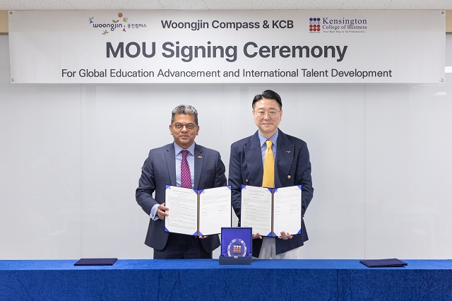 ▲ 왼쪽부터 스바라자 수브라마니암(Sivarajah Subramaniam) 켄싱턴대학교 브루나이캠퍼스 총장과 서종윤 웅진컴퍼스 대표이사가 기념촬영을 하고 있다.ⓒ웅진씽크빅