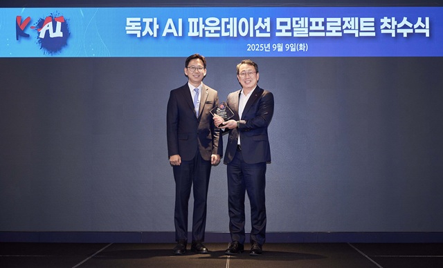 ▲ 배경훈 과학기술정보통신부장관이 유영상 SK텔레콤 대표에게 ‘K-AI’ 앰블럼이 새겨진 상패를 수여하는 모습.ⓒSK텔레콤