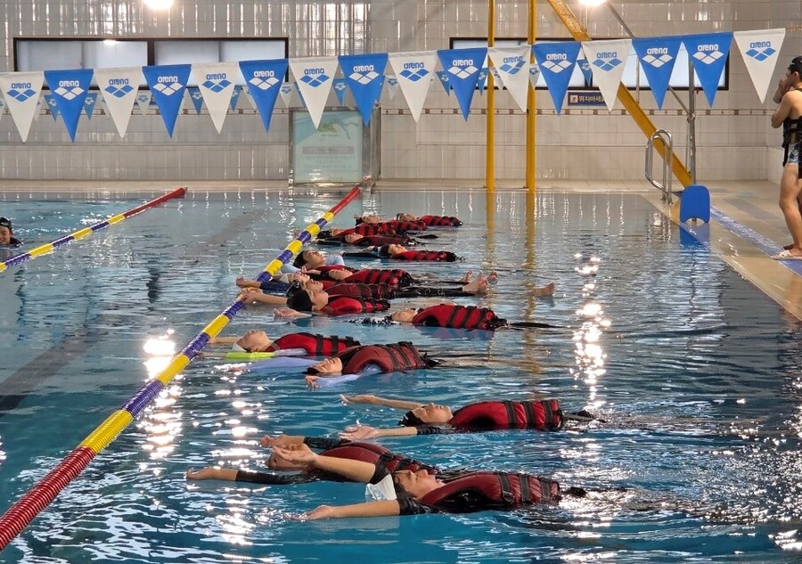 ▲ 한국해양진흥공사의 대표 해양인재 양성 프로그램인 'KOBC 바다이음 탐험대'에 참가한 대원들이 전문강사의 지도 아래 생존 수영 실습을 하고 있다. 해진공은 이 같은 체험형 프로그램을 통해 미래세대가 바다와 친숙해지고 해양전문가의 꿈을 키울 수 있도록 지원하고 있다. ⓒ한국해양진흥공사