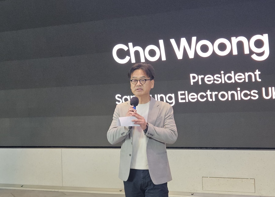 ▲ 삼성전자 영국법인장 윤철웅 상무가 영국 런던에 위치한 '삼성 킹스크로스'에서 'AI 홈' 경험에 대해 설명하고 있다.ⓒ윤아름 기자