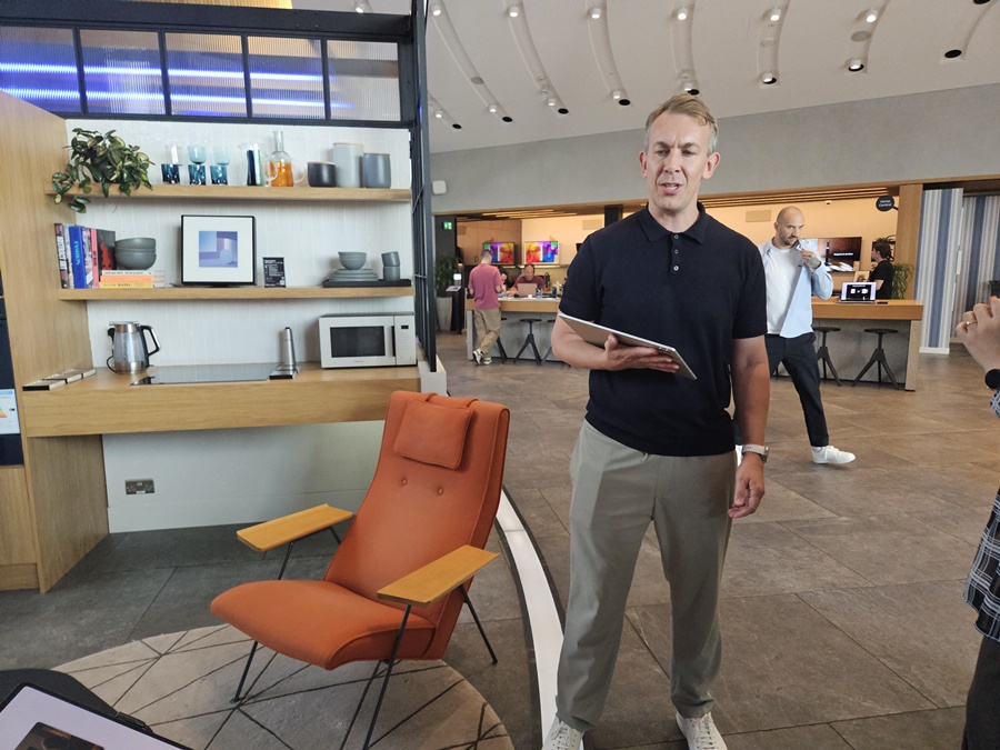 ▲ 삼성전자 영국 법인 관계자가 '삼성 킹스크로스' 내부 AI 홈 전시 공간을 설명하고 있다.ⓒ윤아름 기자