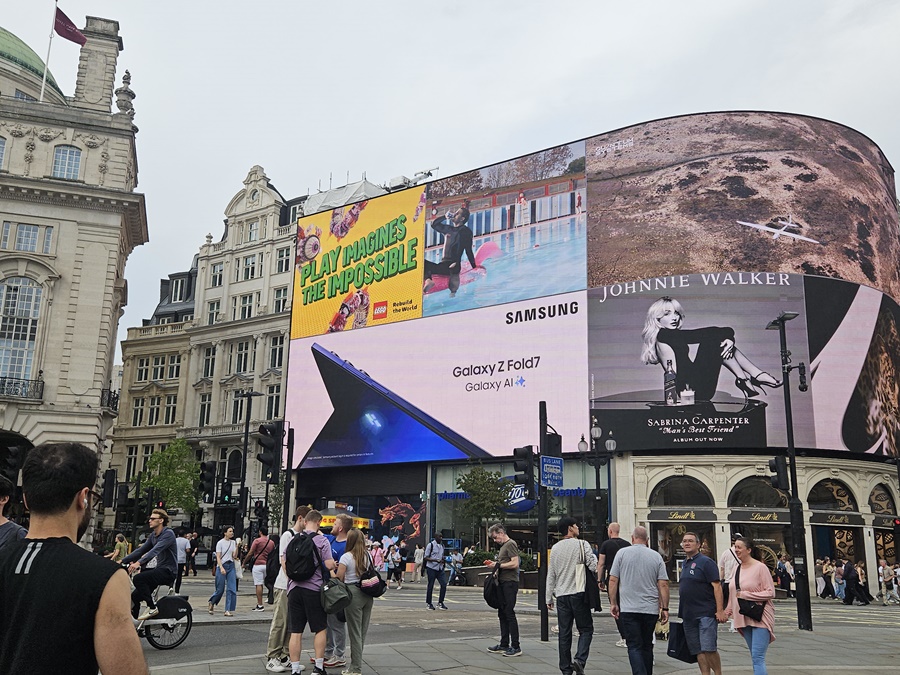 ▲ 영국 런던에 위치한 피카딜리 광장에서 삼성전자 옥외 광고가 나오고 있다.ⓒ윤아름 기자