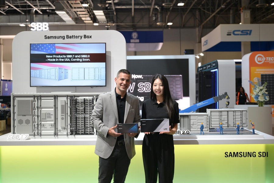 ▲ 삼성SDI가 9일 개막한 'RE+ 2025'에서 SBB 신제품 등 차세대 ESS 배터리 라인업을 전시했다.사진은 삼성SDI 임직원 모델이 SBB 신제품을 소개하고 있는 모습.ⓒ삼성SDI
