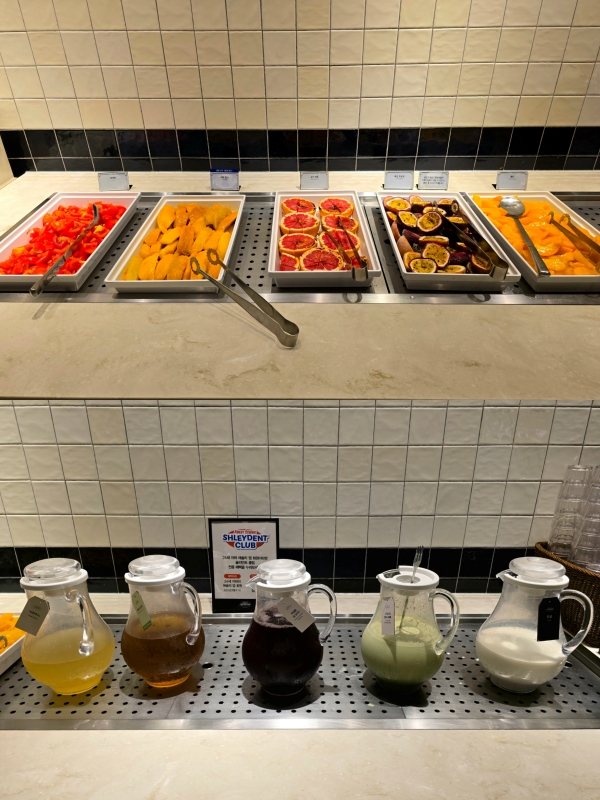 ▲ 위쪽부터 과일류와 음료코너ⓒ최신혜 기자