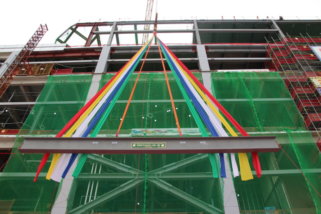 ▲ 롯데바이오로직스 송도 바이오캠퍼스 제1공장에서 상량식이 진행되고 있는 모습. ⓒ롯데건설