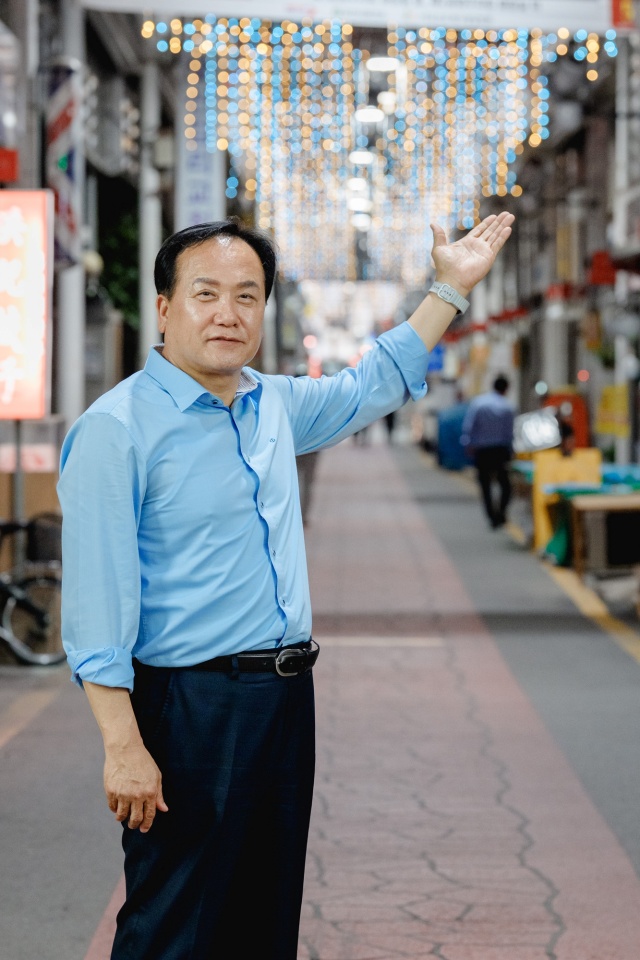 ▲ 이권재 시장이 점등된 오색시장 안전·경관조명을 안내하고 있다ⓒ오산시 제공