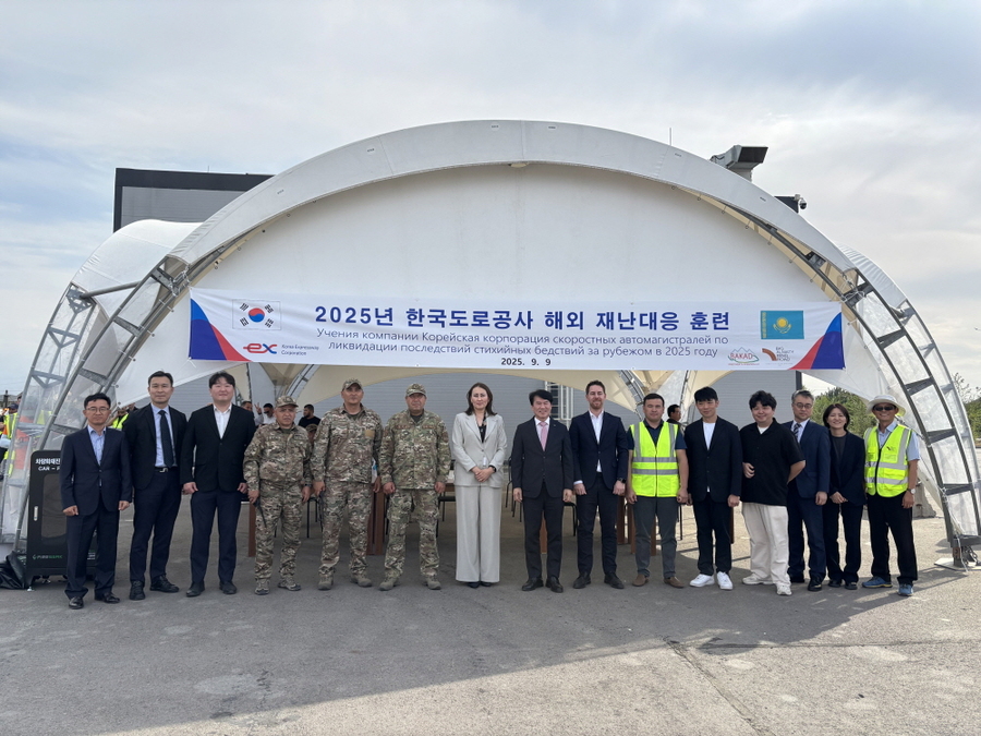 ▲ 임찬수 한국도로공사 해외사업처장(왼쪽에서 여덟 번째)과 알마티 순환도로 투자법인 대표를 비롯한 관계자들이 재난대응 훈련 후 기념촬영을 하고있다ⓒ
