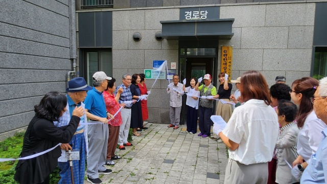 ▲ 세마동 세교 e-편한세상 ‘제4호 치매안심마을’ 지정 현판식ⓒ오산시보건소 제공