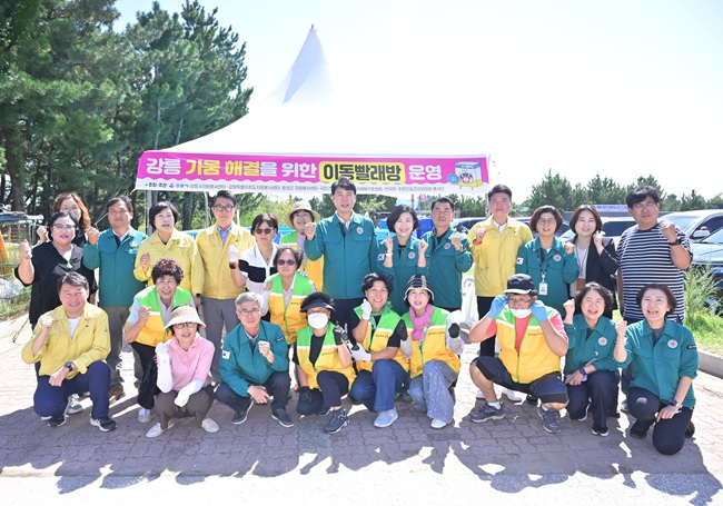 ▲ 강원도 강릉시의회 행정위원회(위원장 허병관)가 10일 강릉시청소년해양수련원내 이동빨래방을 방문해 가뭄해소될때까지 사회복지시설 빨래를 세탁해주는 운영 인원을 격려했다.  이동빨래방은 청소년해양수련원에 이동세탁차량을 설치, 연곡정수장 생활용수를 이용해 강릉시 소재 사회복지시설에서 배출되는 빨래(일 1500kg)를 세탁·건조 후 각 시설에 전달하고 있다. ⓒ강릉시의회