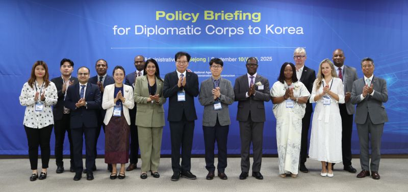 ▲ 행복청 관계자와 주한외교사절단이 10일‘주한 외교사절단 초청 정책설명회’에 참석해 기념촬영을 하고 있다.ⓒ행복청