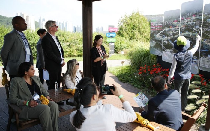 ▲ 주한 외교사절단이 10일 정부세종청사 옥상정원을 관람하고 있다.ⓒ행복청