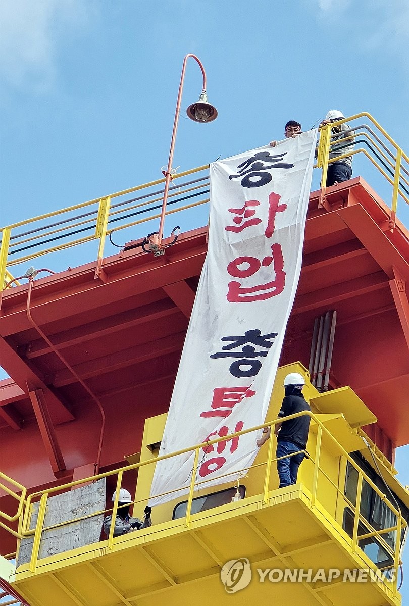 ▲ HD현대중공업 노조는 올해 임금협상 난항으로 백호선 노조지부장이 10일 오전 울산 조선소 내 크레인에서 고공농성을 시작했다고 밝혔다. 백 지부장이 올라가 있는 40m 높이 턴오버 크레인. ⓒ연합뉴스