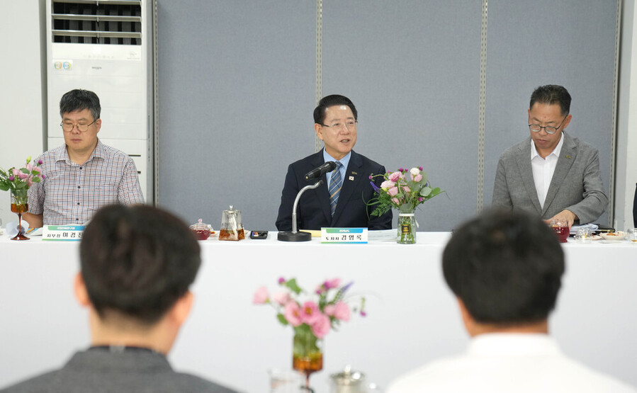 ▲ 김영록 전라남도지사가 10일 나주 공익활동지원센터에서 열린 ‘전라남도-이전공공기관 노동조합협의회 상생협력 간담회’에 참석해 이전공공기관 노조관계자들과 상생협력 방안을 논의하고 있다.ⓒ전라남도 제공